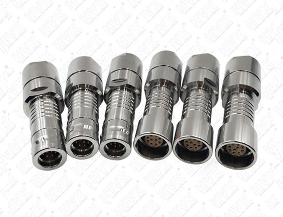 如何通過質譜分析確定真空密封航空連接器的泄漏位置？